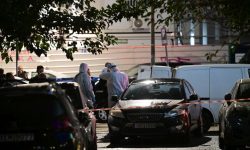 Έκρηξη σε νυχτερινό κέντρο στη Μιχαλακοπούλου: Οι κάμερες ασφαλείας έχουν καταγράψει έναν μαυροντυμένο άνδρα με καλυμμένα τα χαρακτηριστικά του να πετάει μια χαρτοσακούλα
