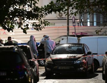 Έκρηξη σε νυχτερινό κέντρο στη Μιχαλακοπούλου: Οι κάμερες ασφαλείας έχουν καταγράψει έναν μαυροντυμένο άνδρα να πετάει μια χαρτοσακούλα