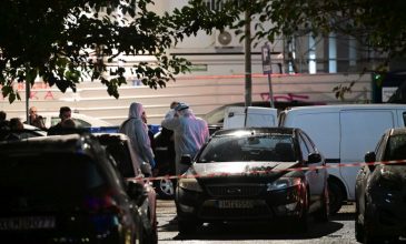 Έκρηξη σε νυχτερινό κέντρο στη Μιχαλακοπούλου: Οι κάμερες ασφαλείας έχουν καταγράψει έναν μαυροντυμένο άνδρα να πετάει μια χαρτοσακούλα