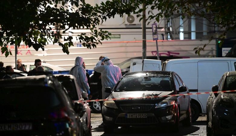 Έκρηξη σε νυχτερινό κέντρο στη Μιχαλακοπούλου: Οι κάμερες ασφαλείας έχουν καταγράψει έναν μαυροντυμένο άνδρα να πετάει μια χαρτοσακούλα