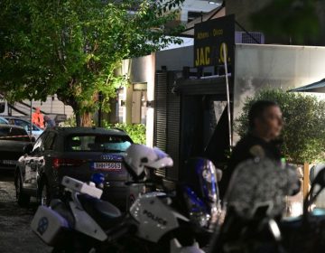 Βίντεο ντοκουμέντο από την στιγμή που άγνωστος μεταφέρει σακούλα με τη βόμβα στην είσοδο της ντισκοτέκ «Jacky.O.»