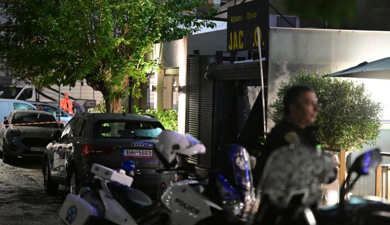 Βίντεο ντοκουμέντο από την στιγμή που άγνωστος μεταφέρει σακούλα με τη βόμβα στην είσοδο της ντισκοτέκ «Jacky.O.»
