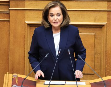 Ντόρα Μπακογιάννη: Ο ΟΠΕΚΕΠΕ είναι ένα από τα μεγαλύτερα λάθη μας και το «πληρώνουμε» τώρα – Ο πατέρας μου είχε παντρέψει κάποιον ξάδερφο ή αδερφό του «Φραπέ»