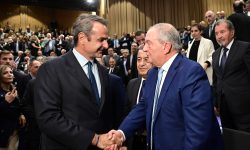 Θερμή χειραψία Κυριάκου Μητσοτάκη και Κώστα Καραμανλή στην παρουσίαση του βιβλίου του Ευριπίδη Στυλιανίδη