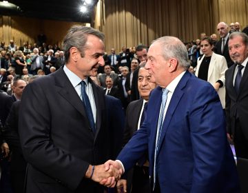 Θερμή χειραψία Κυριάκου Μητσοτάκη και Κώστα Καραμανλή στην παρουσίαση του βιβλίου του Ευριπίδη Στυλιανίδη