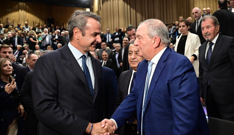 Θερμή χειραψία Κυριάκου Μητσοτάκη και Κώστα Καραμανλή στην παρουσίαση του βιβλίου του Ευριπίδη Στυλιανίδη