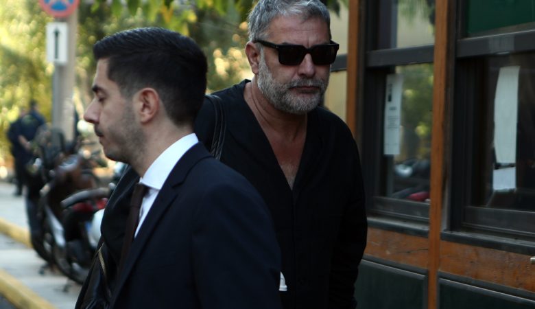 «Μόνο μια τσικουδιά ήπια» – Ένοχος ο Βασίλης Μπισμπίκης για το τροχαίο στη Φιλοθέη, χρηματική ποινή 7.000 ευρώ του επέβαλε το δικαστήριο