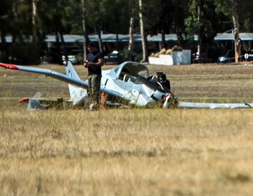 Πτώση εκπαιδευτικού αεροσκάφους στο Τατόι – Έχουν τις αισθήσεις τους οι δύο πιλότοι, δείτε εικόνες από το σημείο του ατυχήματος