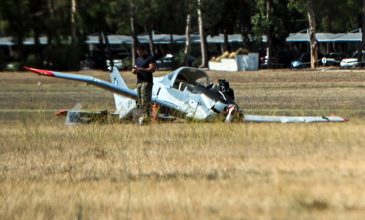 Πτώση εκπαιδευτικού αεροσκάφους στο Τατόι – Έχουν τις αισθήσεις τους οι δύο πιλότοι, δείτε εικόνες από το σημείο του ατυχήματος
