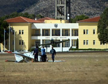 Πτώση εκπαιδευτικού αεροσκάφους στο Τατόι: Χειρουργήθηκε ο ένας πιλότος – Σε καταστολή ο δεύτερος