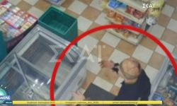 Έγκλημα στον Άγιο Παντελεήμονα: Βίντεο-ντοκουμέντο από τη στιγμή που ο 48χρονος γεμάτος αίματα ζητά βοήθεια σε σούπερ μάρκετ