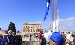 Με την έπαρση της Σημαίας στον ιστό της Ακρόπολης η Αθήνα τίμησε την επέτειο της Απελευθέρωσής της
