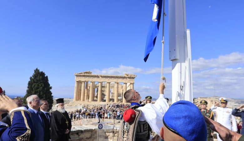 Με την έπαρση της Σημαίας στον ιστό της Ακρόπολης η Αθήνα τίμησε την επέτειο της Απελευθέρωσής της
