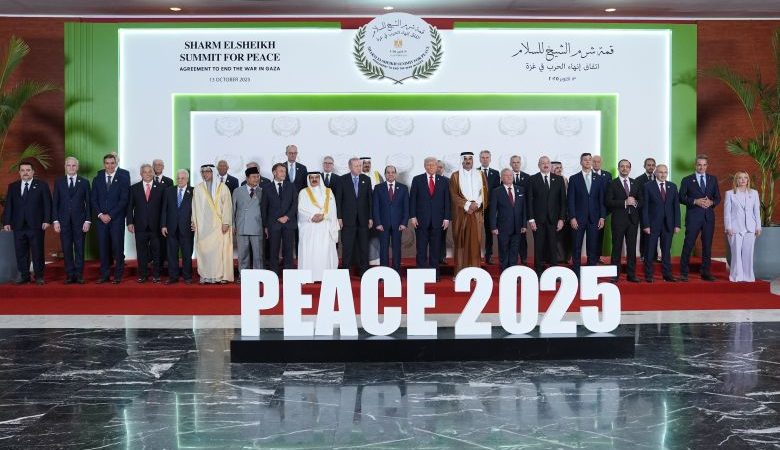 Ο Τραμπ και οι μεσολαβητές υπέγραψαν τη συμφωνία για κατάπαυση πυρός στην Γάζα