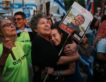 Οι πρώτοι επτά Ισραηλινοί όμηροι παραδόθηκαν στον Ερυθρό Σταυρό και θα ακολουθήσουν άλλοι 13 – Δείτε LIVE εικόνα