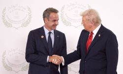 Θερμή χειραψία Μητσοτάκη με Τραμπ στη Σύνοδο για τη Γάζα – Δείτε εικόνες