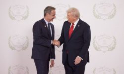 Θερμή χειραψία Μητσοτάκη με Τραμπ στη Σύνοδο για τη Γάζα – Δείτε εικόνες