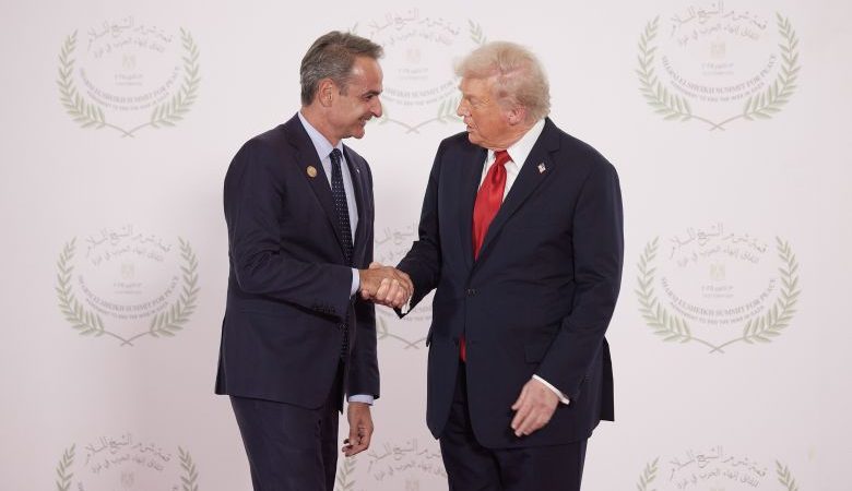Θερμή χειραψία Μητσοτάκη με Τραμπ στη Σύνοδο για τη Γάζα – Δείτε εικόνες