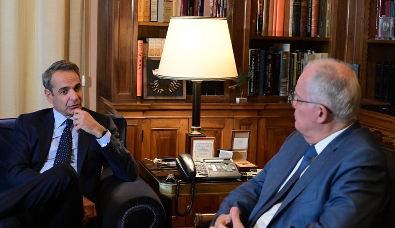 Μητσοτάκης σε Τασούλα: «Το μνημείο του Αγνώστου Στρατιώτη έχει συμβολικό βάρος που πρέπει να διαφυλάξουμε»