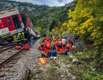 Μετωπική σύγκρουση δύο τρένων στη Σλοβακία – Τουλάχιστον 20 τραυματίες