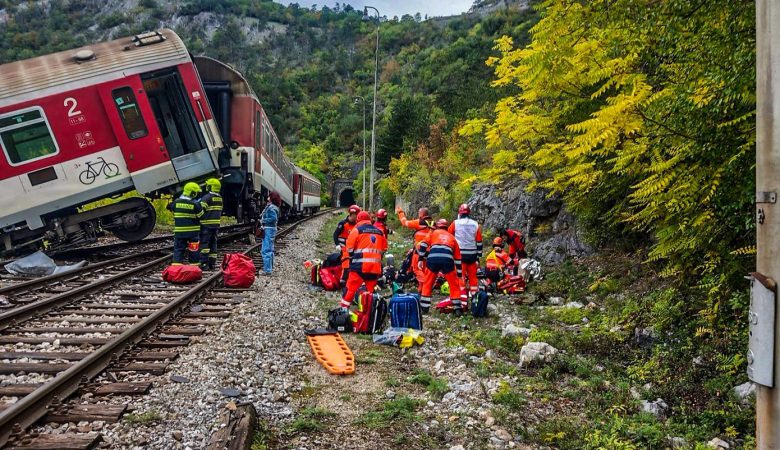Μετωπική σύγκρουση δύο τρένων στη Σλοβακία – Τουλάχιστον 20 τραυματίες