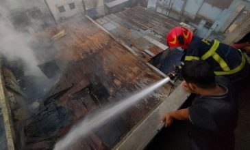 Φρίκη στο Μπανγκλαντές: Τουλάχιστον 16 νεκροί από φωτιά σε βιοτεχνία ενδυμάτων