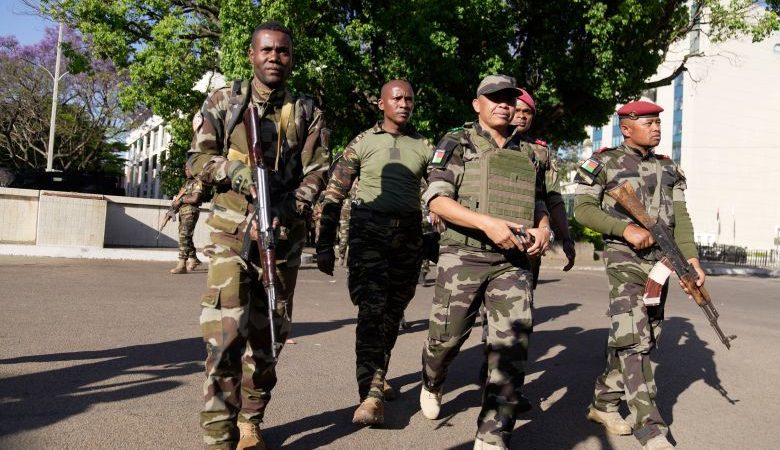 Ο στρατός της Μαδαγασκάρης ανέλαβε την εξουσία και διέλυσε τη Γερουσία και το Συνταγματικό Δικαστήριο