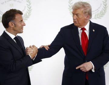Έντονος διάλογος Τραμπ με Μακρόν: «Θέλω να μάθω γιατί με πλήγωσες» – Έσφιγγαν τα χέρια τους για περίπου 30 δευτερόλεπτα, σαν να πάλευαν