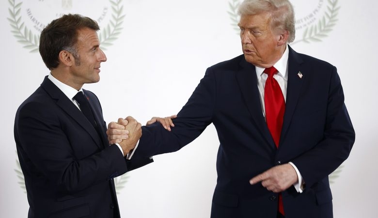 Έντονος διάλογος Τραμπ με Μακρόν: «Θέλω να μάθω γιατί με πλήγωσες» – Έσφιγγαν τα χέρια τους για περίπου 30 δευτερόλεπτα, σαν να πάλευαν