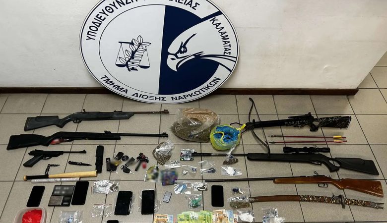 Εξαρθρώθηκε εγκληματική οργάνωση διακίνησης ναρκωτικών στην περιοχή του Δήμου Πύλου – Εντοπίστηκαν όπλα, βαλλίστρες και σπαθιά
