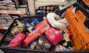 ΙΕΛΚΑ: Φθηνότερο το «καλάθι» στην Ελλάδα, αλλά με υψηλό ΦΠΑ – Δείτε πίνακες