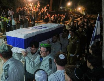 Ο στρατός του Ισραήλ επιβεβαίωσε ότι οι δύο σοροί, που παραδόθηκαν την Τετάρτη από τη Χαμάς, ανήκουν σε ομήρους