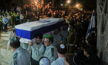 Ο στρατός του Ισραήλ επιβεβαίωσε ότι οι δύο σοροί, που παραδόθηκαν την Τετάρτη από τη Χαμάς, ανήκουν σε ομήρους