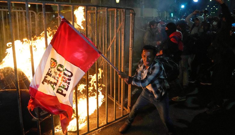 Χάος στο Περού: Τουλάχιστον 75 τραυματίες σε επεισόδια κατά τη διάρκεια διαδήλωσης στη Λίμα μετά την ανάδειξη νέας κυβέρνησης