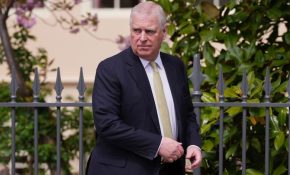 «Δεν μπορείτε να το κάνετε αυτό, είμαι γιος της βασίλισσας» φώναζε ο Άντριου, όταν τον έδιωχναν από το παλάτι