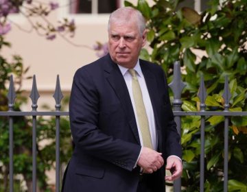 Ο πρίγκιπας Άντριου αποποιείται τον βασιλικό του τίτλο