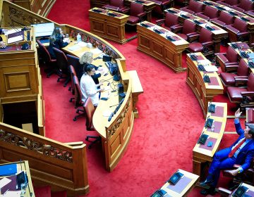 Αυστηρό μήνυμα Κακλαμάνη μετά το χθεσινό επεισόδιο μεταξύ Βελόπουλου – Καιρίδη: «Να προστατεύουμε τον κοινοβουλευτικό πολιτισμό»