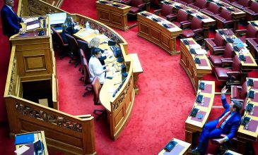 Αυστηρό μήνυμα Κακλαμάνη μετά το χθεσινό επεισόδιο μεταξύ Βελόπουλου – Καιρίδη: «Να προστατεύουμε τον κοινοβουλευτικό πολιτισμό»