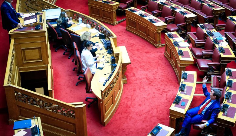 Αυστηρό μήνυμα Κακλαμάνη μετά το χθεσινό επεισόδιο μεταξύ Βελόπουλου – Καιρίδη: «Να προστατεύουμε τον κοινοβουλευτικό πολιτισμό»