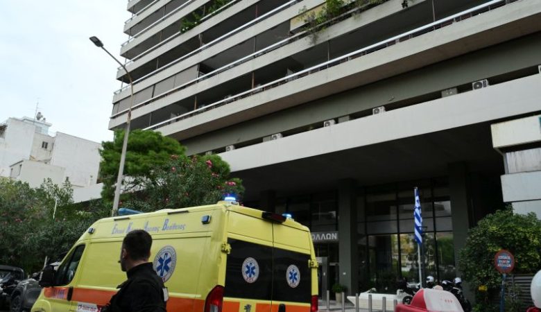 Συγκλονίζουν οι μαρτυρίες για τις τελευταίες κινήσεις του 44χρονου πριν πέσει στο κενό από τον πύργο «Απόλλων» – «Ξαφνικά σκαρφάλωσε στο παράθυρο»