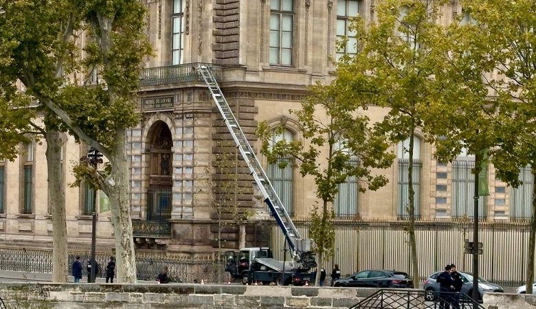 Ληστεία στο Λούβρο: Συνελήφθησαν δύο ύποπτοι – Δυσαρεστημένη η εισαγγελέας του Παρισιού για τη διαρροή της πληροφορίας