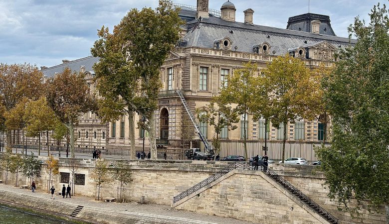 Ληστεία στο Λούβρο: Την προσαγωγή άλλων πέντε υπόπτων, ανακοίνωσαν οι αστυνομικές αρχές του Παρισιού – Ο ένας φέρεται να ήταν παρών στο ριφιφί