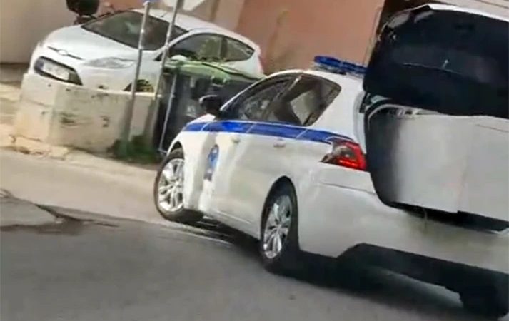 Περιπολικό μεταφέρει… ψυγείο και το βίντεο στο TikTok κάνει τον γύρο του διαδικτύου