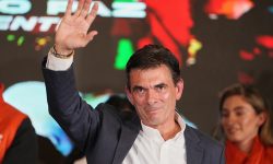 Βολιβία: Ο κεντροδεξιός γερουσιαστής Ροδρίγο Πας εξελέγη πρόεδρος
