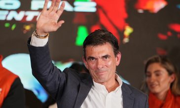 Βολιβία: Ο κεντροδεξιός γερουσιαστής Ροδρίγο Πας εξελέγη πρόεδρος