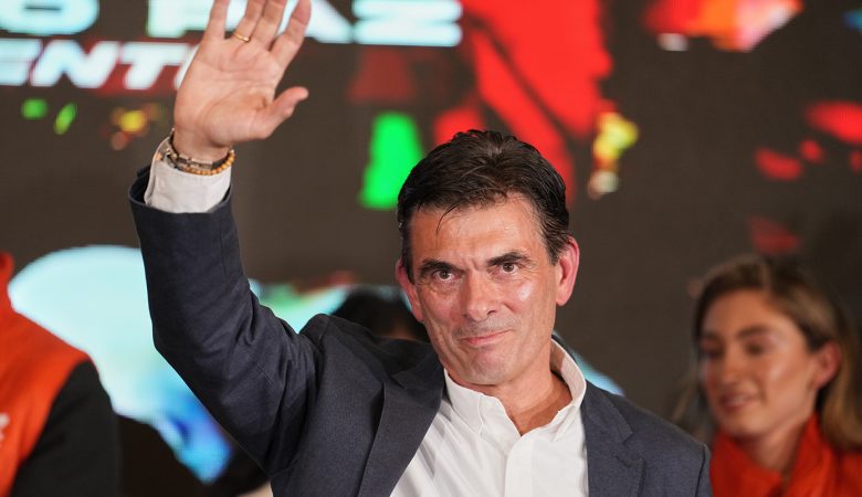 Βολιβία: Ο κεντροδεξιός γερουσιαστής Ροδρίγο Πας εξελέγη πρόεδρος