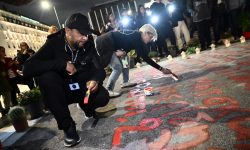 Διαμαρτυρία στο Σύνταγμα για τα Τέμπη: Συγγενείς θυμάτων έγραψαν ξανά τα ονόματα μπροστά από τη Βουλή