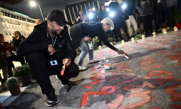 Διαμαρτυρία στο Σύνταγμα για τα Τέμπη: Συγγενείς θυμάτων έγραψαν ξανά τα ονόματα μπροστά από τη Βουλή