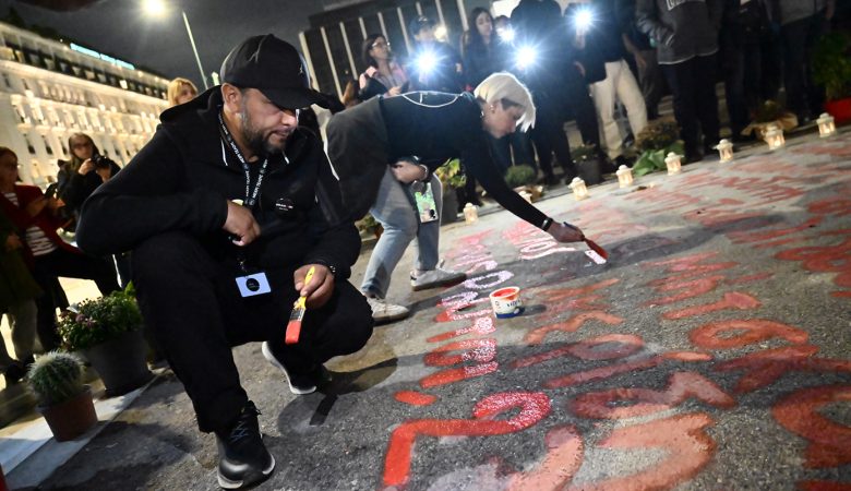 Διαμαρτυρία στο Σύνταγμα για τα Τέμπη: Συγγενείς θυμάτων έγραψαν ξανά τα ονόματα μπροστά από τη Βουλή