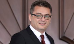 Εκλογές στα Κατεχόμενα: Νέος πρόεδρος ο Τουφάν Ερχιουρμάν – Πέτυχε σαρωτική νίκη από τον πρώτο γύρο